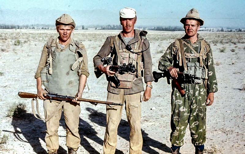 После начала боевых действий в Афганистане весь запас бронежилетов 6Б1 был сразу передан в действующую 40‑ю армию. Однако для условий гор этот бронежилет оказался слишком тяжёлым. На фото: советские солдаты в ДРА